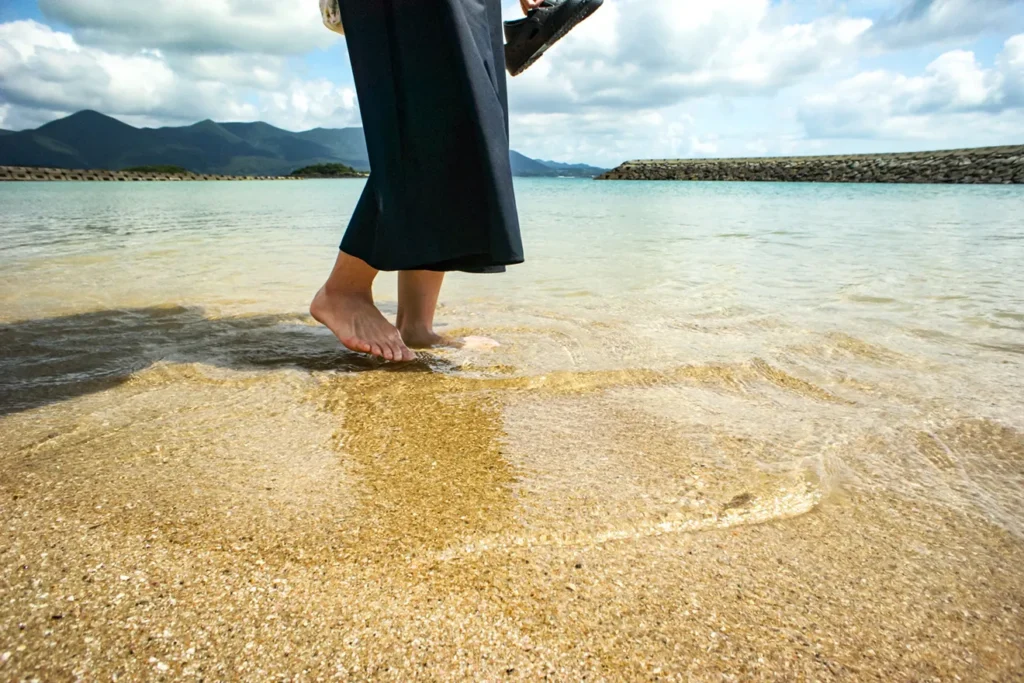 服のまま海水浴を楽しむ場面