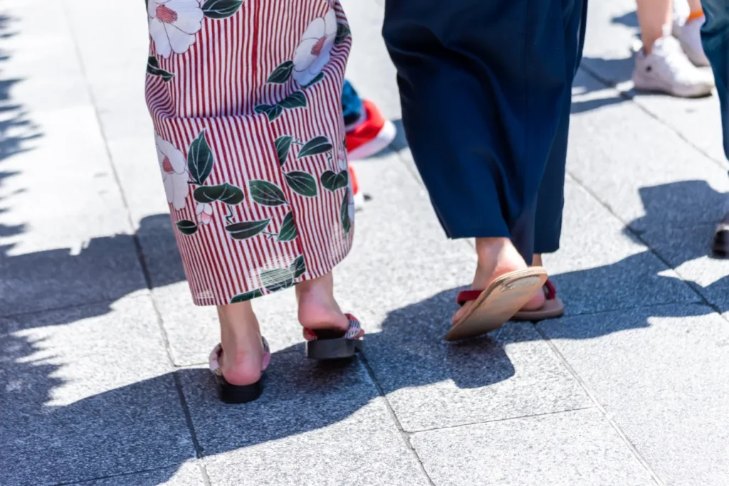 浴衣姿が引き起こす移動時の物理的制約