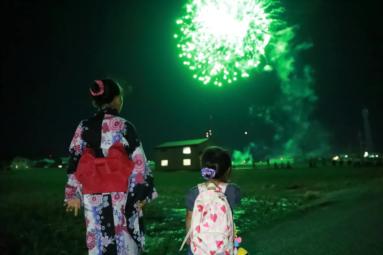 花火大会の夜に映える着物の装い